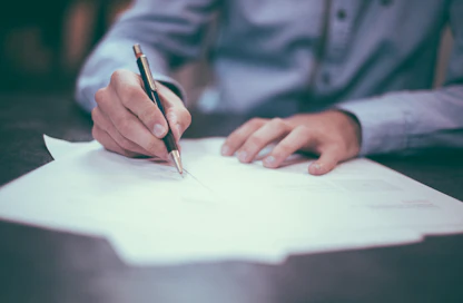 Personal administrativo trabajando con facturas y expedientes procesados automáticamente