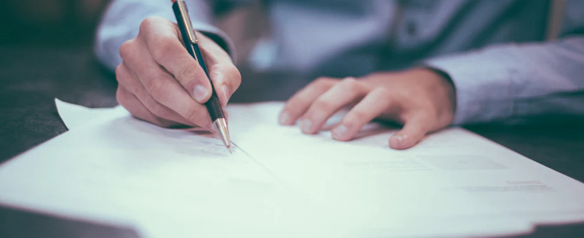 Personal administrativo trabajando con facturas y expedientes procesados automáticamente
