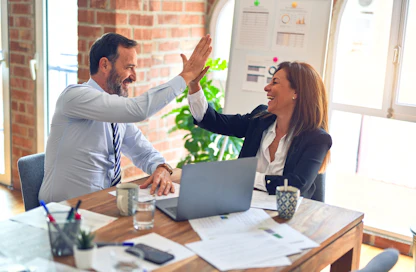 Equipo de ventas atendiendo consultas de clientes con agentes de IA en WhatsApp