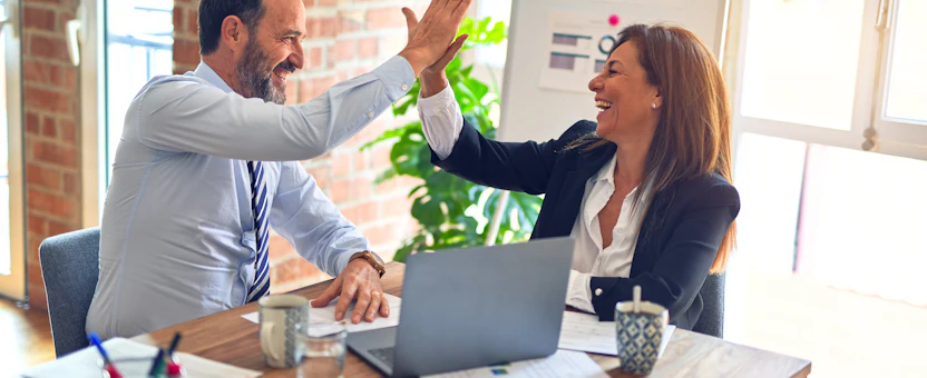 Equipo de ventas atendiendo consultas de clientes con agentes de IA en WhatsApp