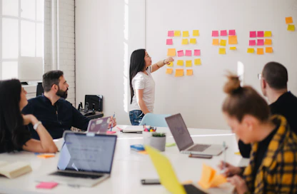 Equipo de marketing planeando campañas con contenido y seguimiento automatizados por IA