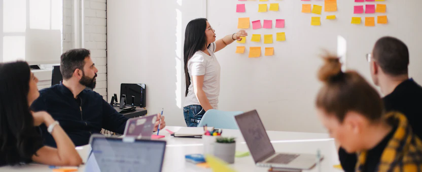 Equipo de marketing planeando campañas con contenido y seguimiento automatizados por IA
